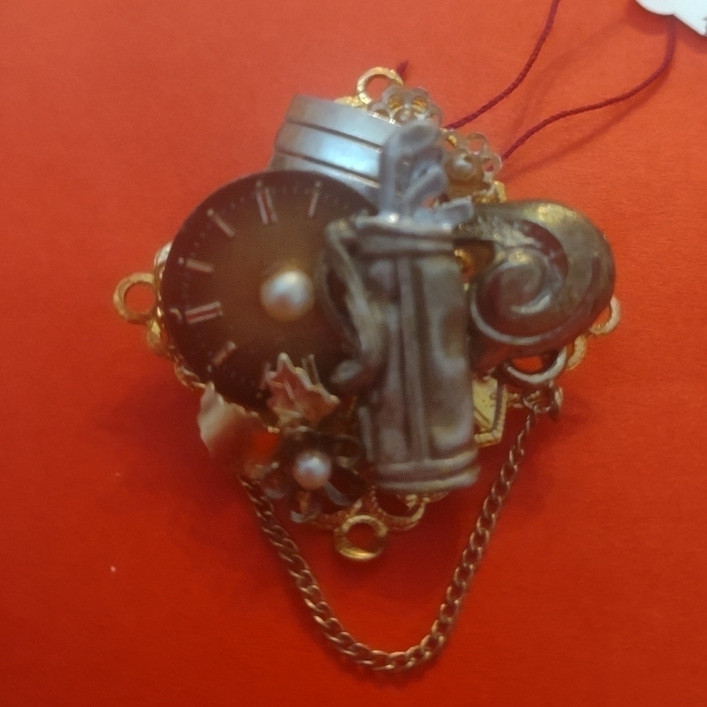 Unique vintage golf clock brooch pin
